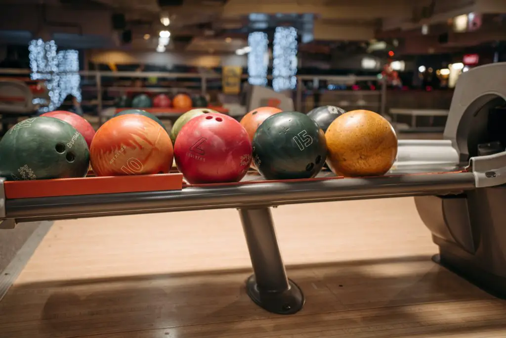 how much do bowling alleys make