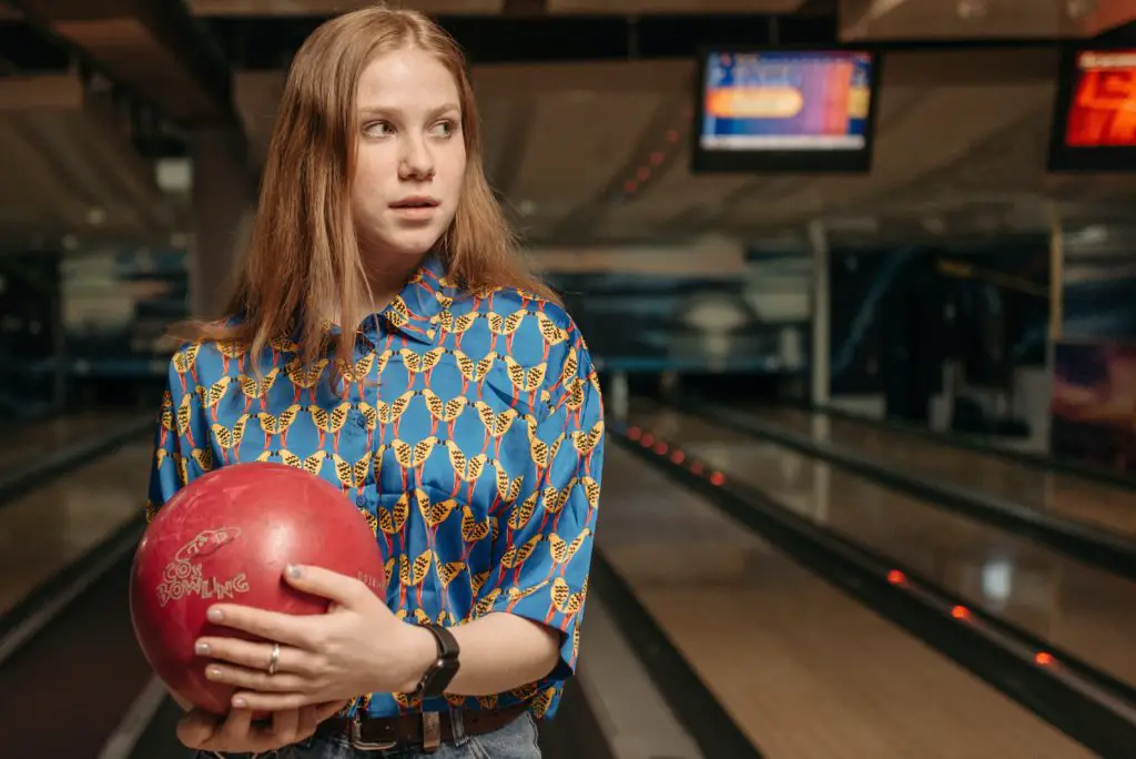 what weight bowling ball should a woman use