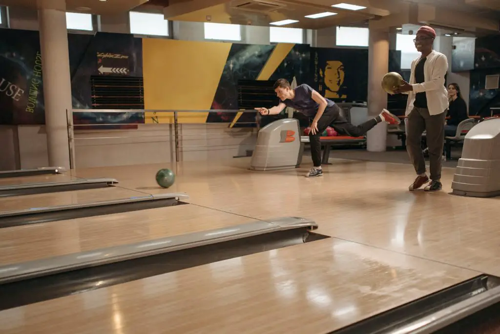 how to become a professional bowler