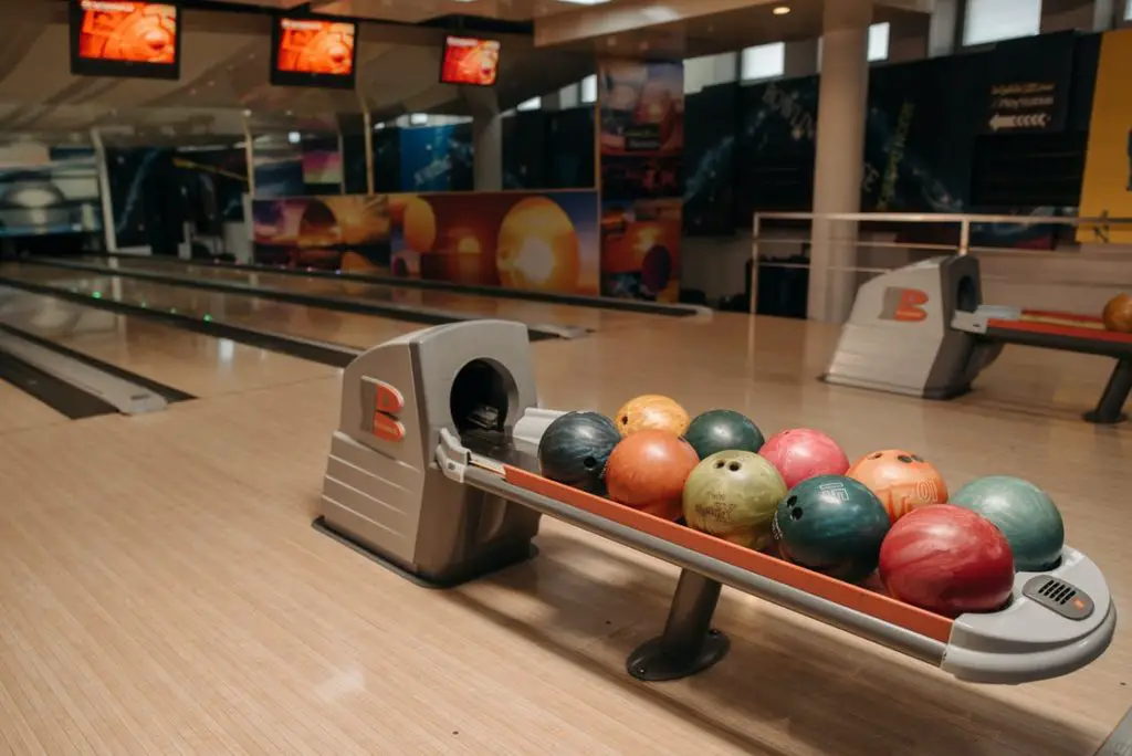how much does it cost to open a bowling alley